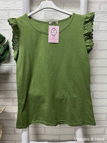 Camiseta-bordados-hombros-verde