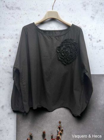 Camisa-negra-Lisa-Flor